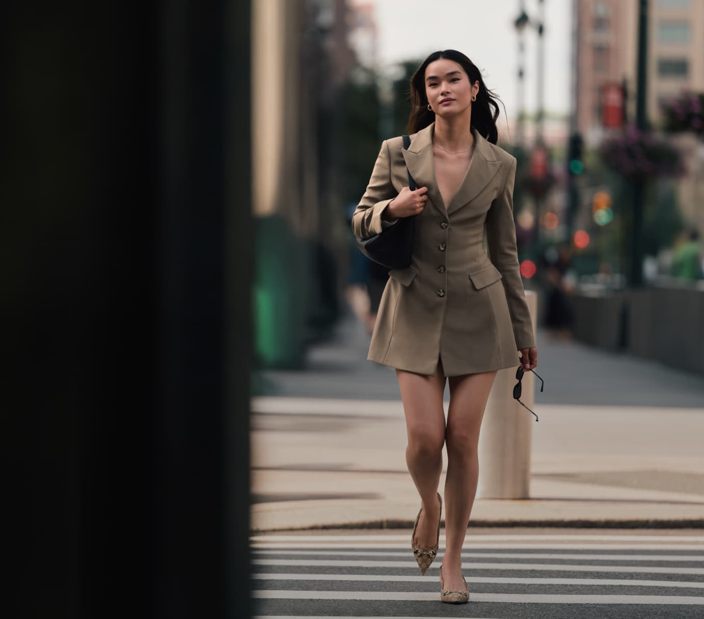 La mannequin porte un haut gris en tweed à manches courtes et une minijupe grise en tweed.