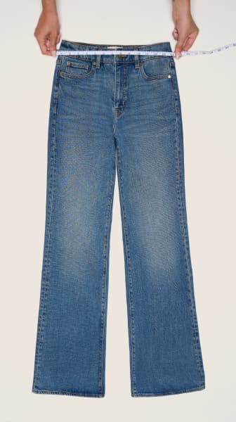 Placez le ruban à mesurer sur la bande de taille d'une paire de jeans.