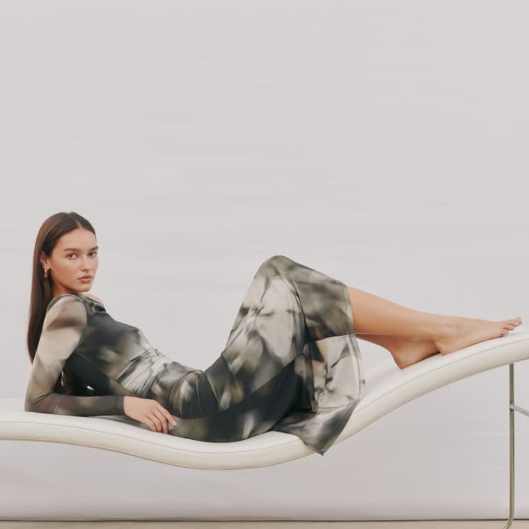 La mannequin porte une robe midi à manches longues.