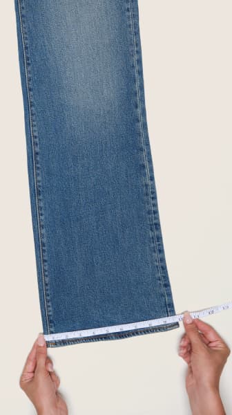 Placez le ruban à mesurer à l'ourlet d'une paire de jeans.