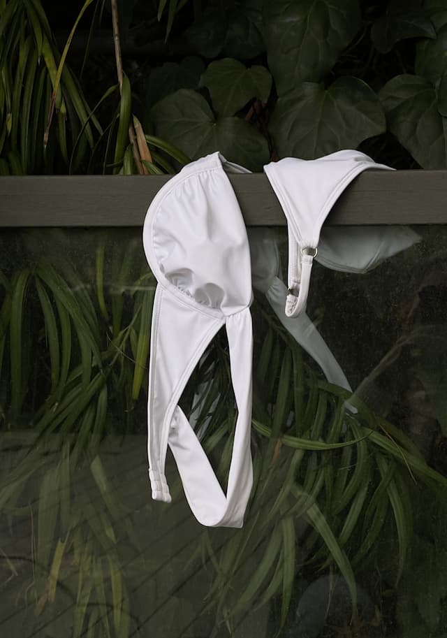 Un bikini blanc.