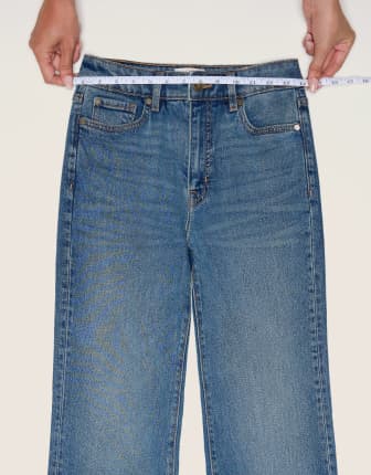 Placez le ruban à mesurer sur la bande de taille d'une paire de jeans.