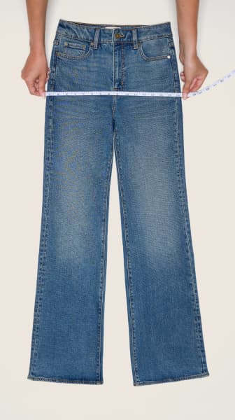 Placez le ruban à mesurer au niveau des hanches d'une paire de jeans.