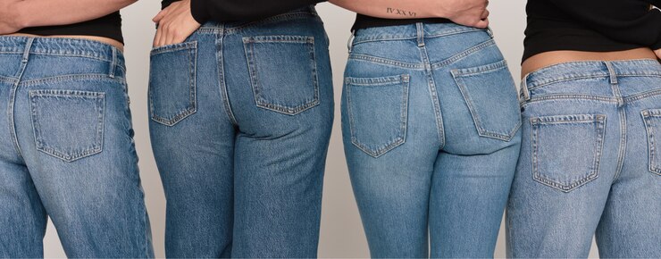 Les mannequins portent des jeans bleus.